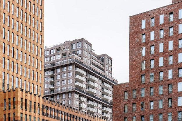 Stad met moderne wolkenkrabbers overdag