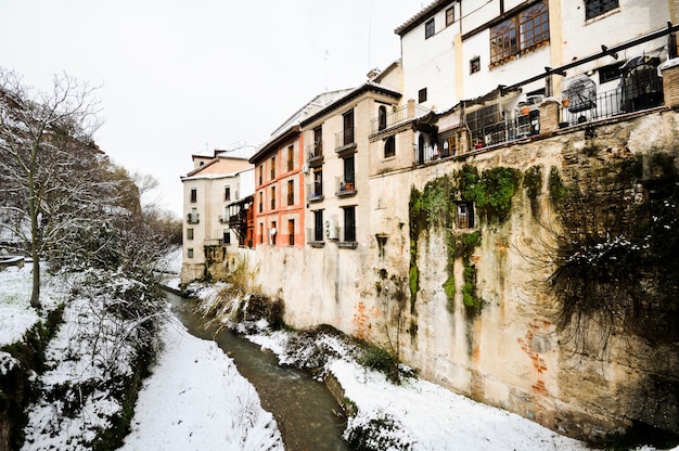 Stad rivier in de winter