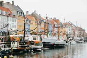 Gratis foto stadsdijk met afgemeerde boten