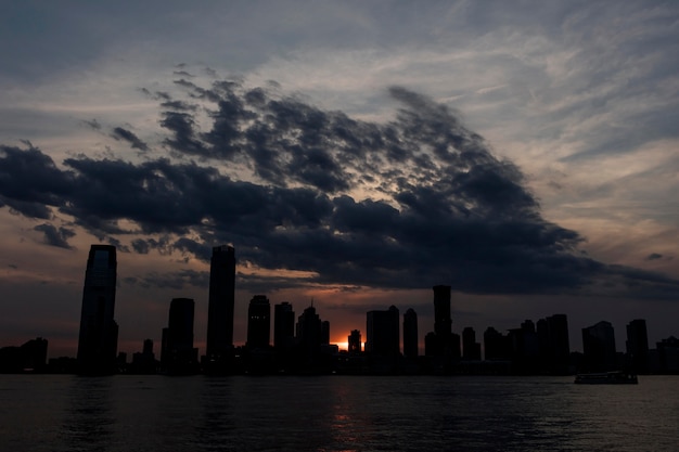 Gratis foto stadsgezicht met grote gebouwen en water