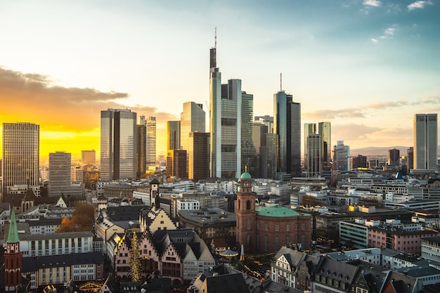Stadsgezicht van Frankfurt bedekt met moderne gebouwen tijdens de zonsondergang in Duitsland