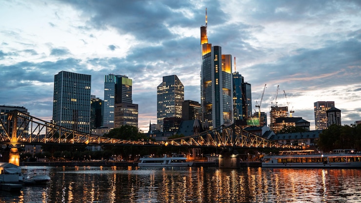 Gratis Foto stadsgezicht van het centrum van frankfurt bij zonsondergang duitsland