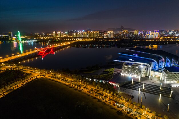 Stadslandschap en verkeersstroom in Wuxi industriepark &#39;s nachts