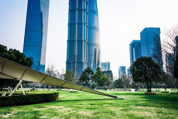 Stadspark met moderne gebouwachtergrond in shanghai