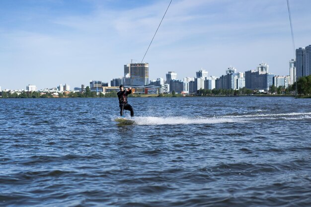 Gratis foto stadswakepark een man rijdt op een wake