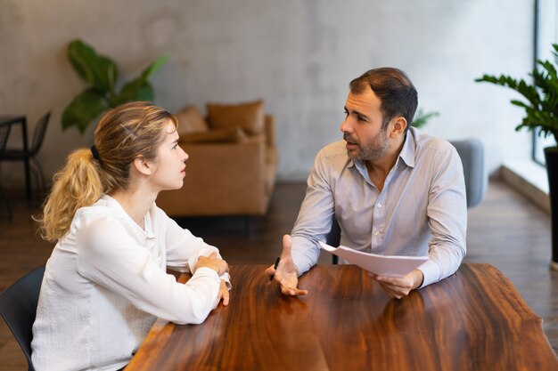 Stagiair en mentor bespreken functie specifiek