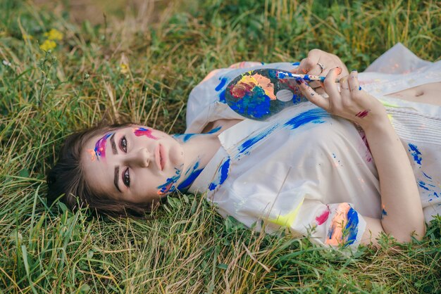 Stained verf vrouw liggend op de grond van boven gezien