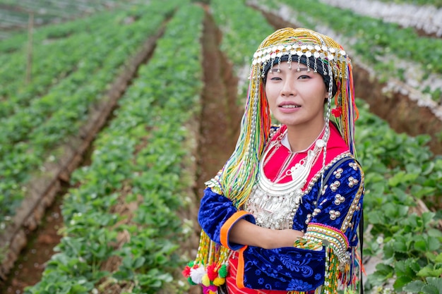 Gratis foto stammeisjes verzamelen aardbeien