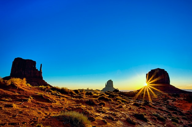 Gratis foto stammenpark monument valley bij zonsopgang, arizona