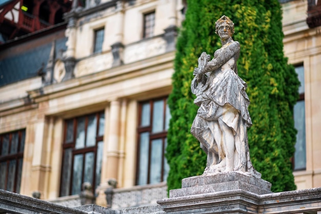 Gratis foto standbeeld bij het peles-kasteel in roemenië