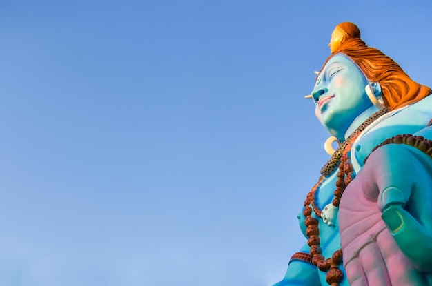Standbeeld van heer shiva in diepe meditatie heer shiva sculptuur hindoe god shankar close-up weergave