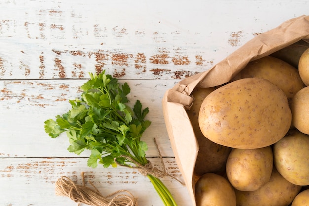 Gratis foto stapel aardappelen in papieren zak