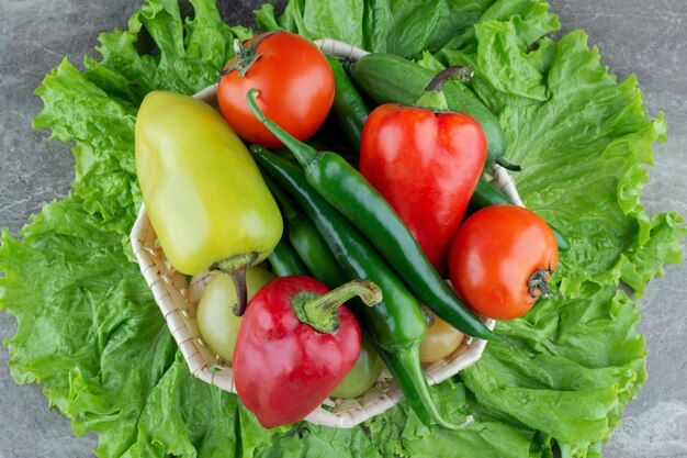 Stapel biologische groenten. Tomatenpeper en sla.