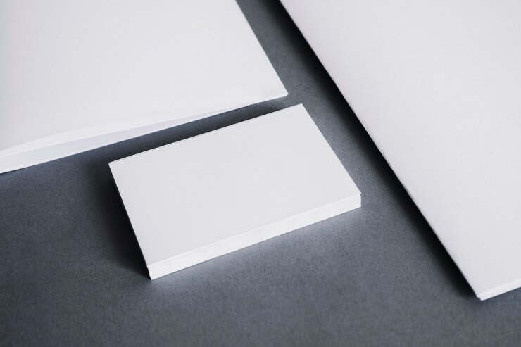 Gratis Foto stapel blanco visitekaartjes naast papieren