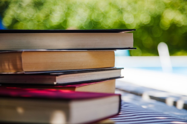 Stapel boeken buiten staan