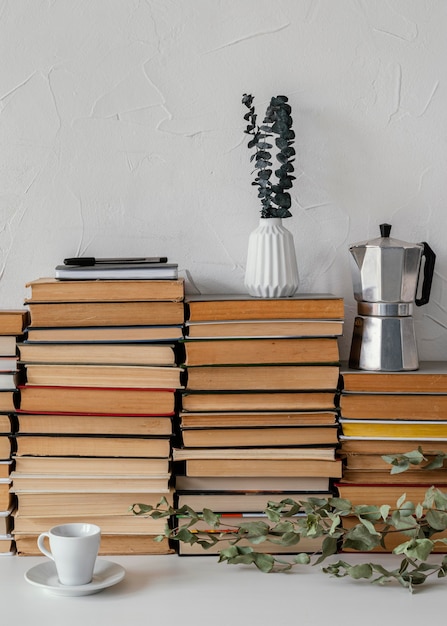 Gratis foto stapel boeken en plantenassortiment