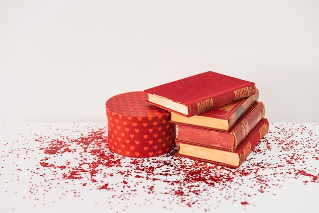 Stapel boeken in de buurt van het heden op tafel