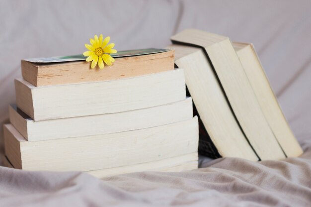 Stapel boeken met een bloem op de top