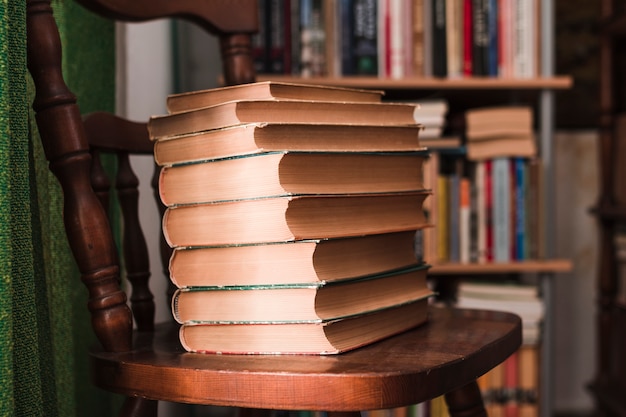 Gratis foto stapel boeken op een stoel