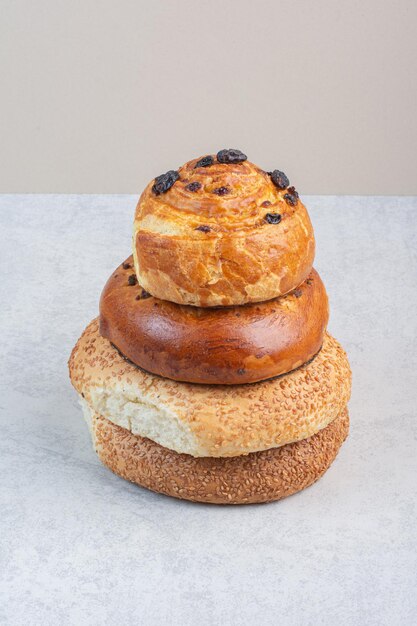 Stapel broodjes en bagels op grijze achtergrond. Hoge kwaliteit foto