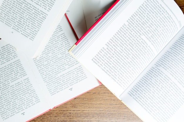 Gratis foto stapel geopende boeken