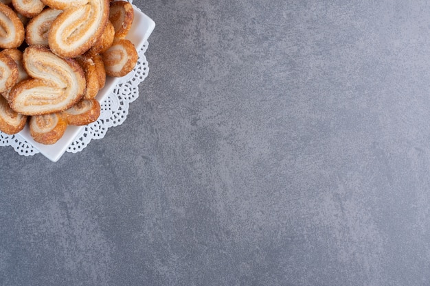 Stapel heerlijke koekjes in witte kom.