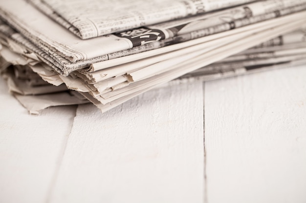 Stapel kranten op een witte tafel