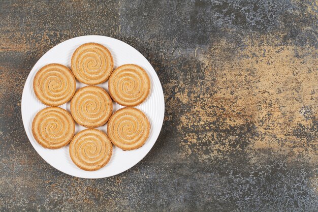 Stapel lekkere koekjes op een witte plaat.