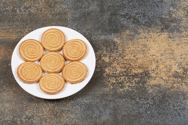 Stapel lekkere koekjes op een witte plaat.
