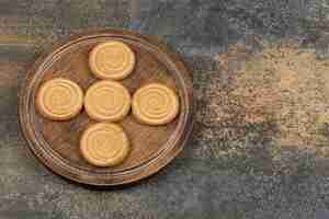 Gratis foto stapel lekkere koekjes op houten plaat.