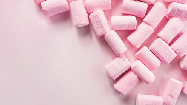 Stapel marshmallows op roze