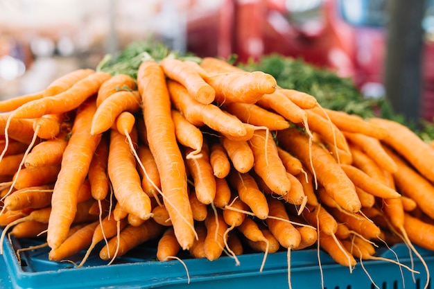 Stapel oranje geoogste wortelen in de boerderijmarkt