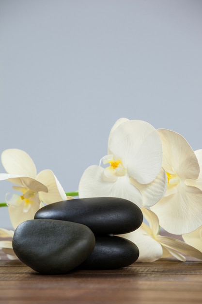 Stapel pebble stenen met bloemen