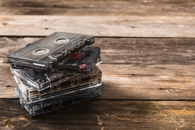 Stapel transparante cassettebanden op houten achtergrond