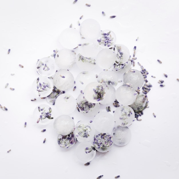 Gratis foto stapel van ijsblokjes met violette zaden