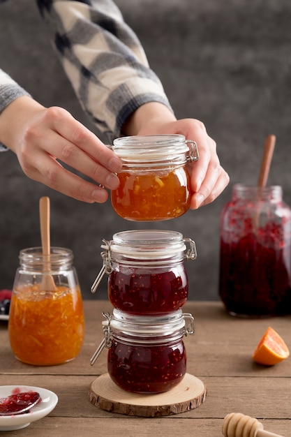 Gratis foto stapel van sinaasappel en bosfruit zelfgemaakte heerlijke jam