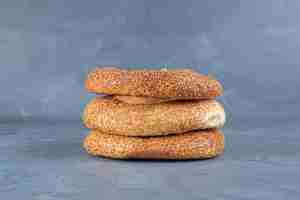 Gratis foto stapel vers gebakken bagels op marmeren achtergrond.