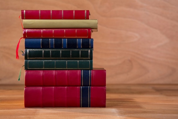 Stapel verschillende boeken op een tafel