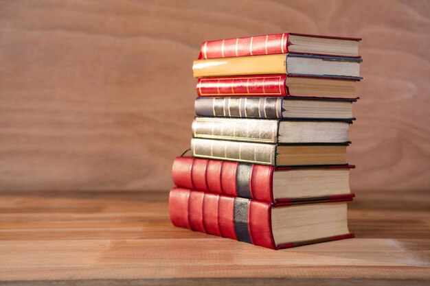 Stapel verschillende boeken op een tafel