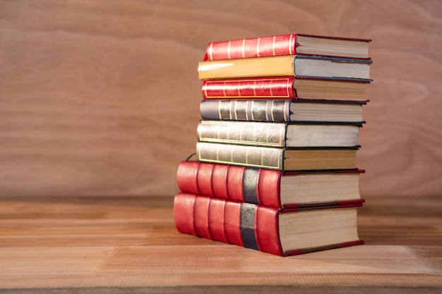 Stapel verschillende boeken op een tafel