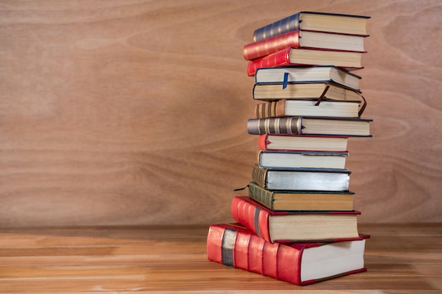 Stapel verschillende boeken op een tafel