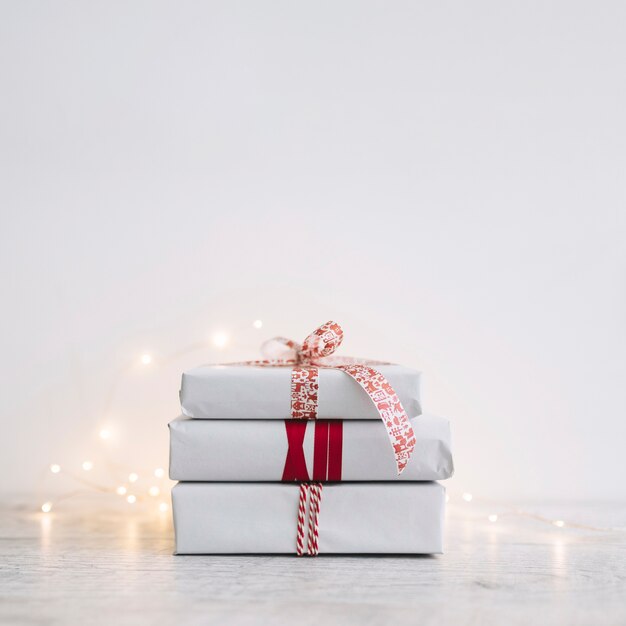 Stapel witte geschenkdozen met garland op tafel