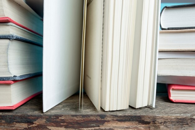 Stapels boeken op houten tafel