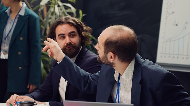 Gratis foto start-up-team bekijkt de positie van de organisatie op de markt