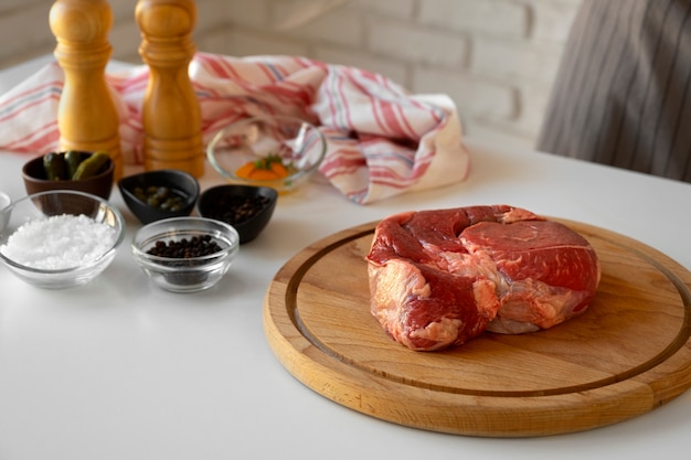 Gratis foto steak tartaar schotel met rundvlees en andere ingrediënten