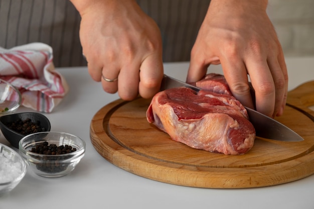 Gratis foto steak tartaar schotel met rundvlees en andere ingrediënten