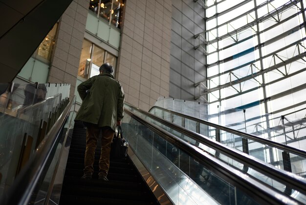 Stedelijk landschap van de stad Tokyo met roltrappen