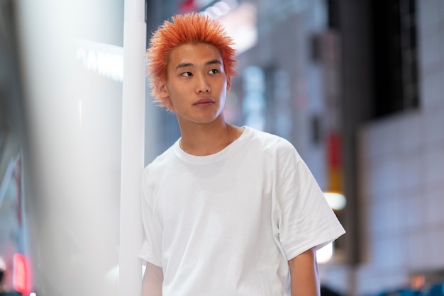 Stedelijk portret van jonge man met oranje haar