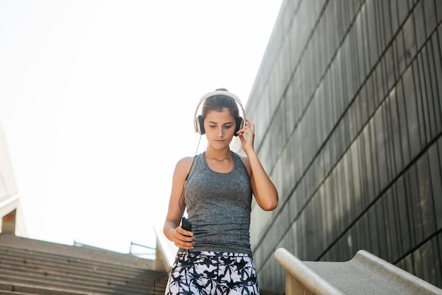 Gratis foto stedelijk sportconcept met jonge vrouw