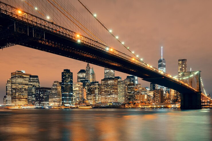 Stedelijk uitzicht op de binnenstad van Manhattan met de Brooklyn-brug 's nachts